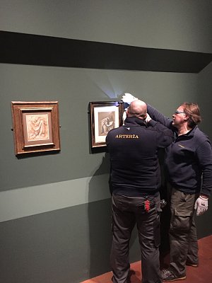 3. L'installation des deux dessins de la Fondation Custodia dans l'exposition {Verrocchio, il maestro di Leonardo}