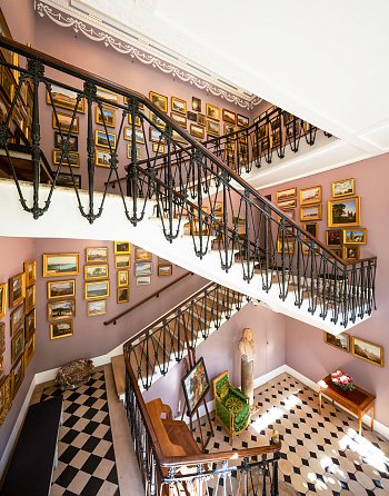 Escalier de la Fondation Custodia avec les études à l'huile