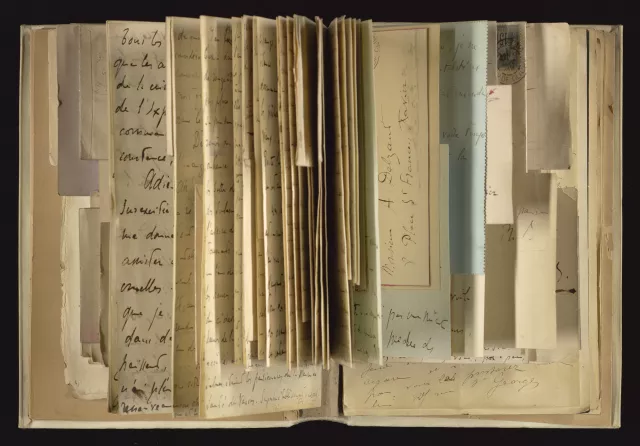 L'un des objets les plus problématiques pour la numérisation : 148 lettres et documents de Philippe Burty reliés dans un volume in-4°, représentant 352 photos à réaliser, avec des conditions de manipulation difficiles pour l'opératrice.